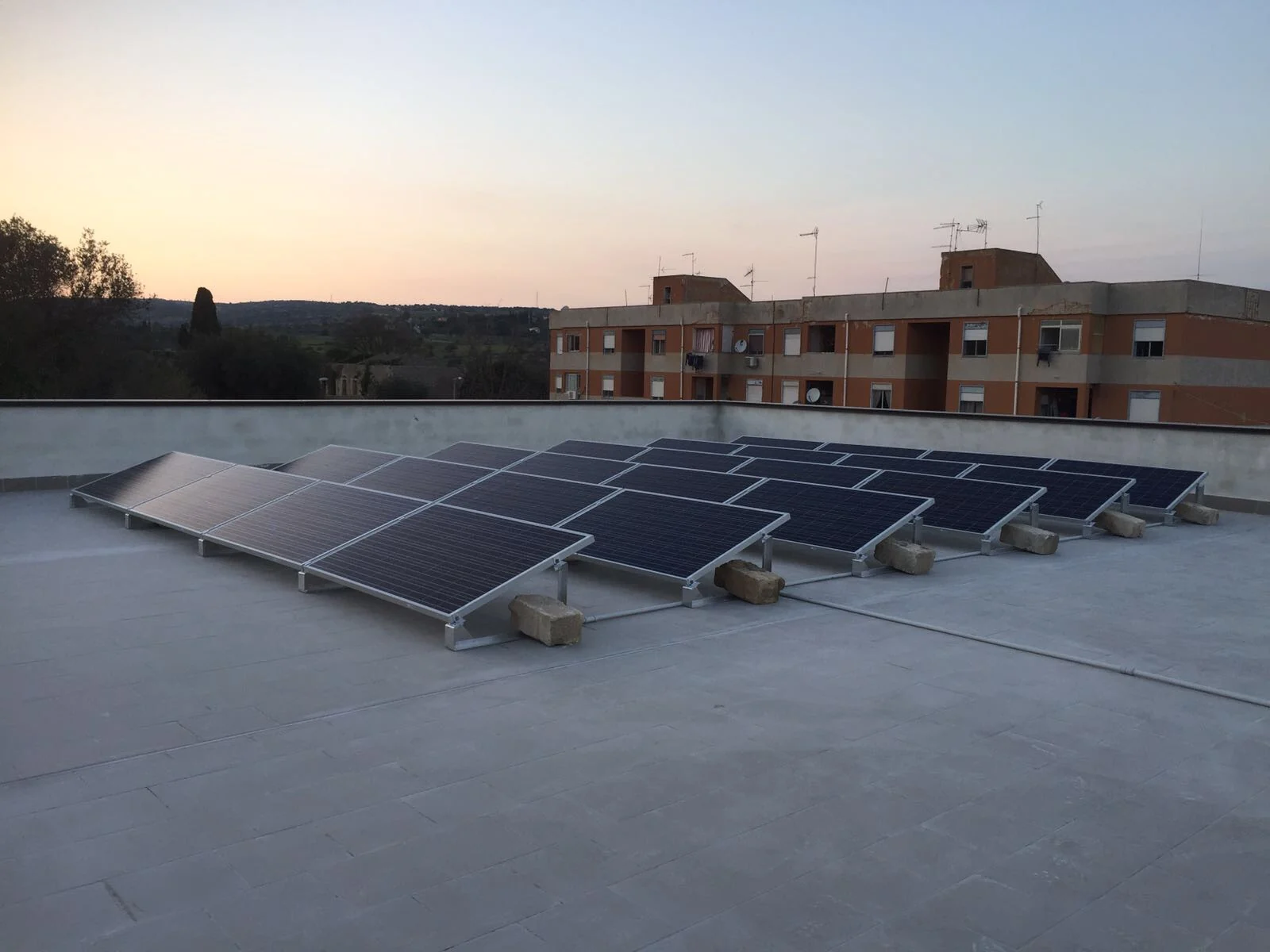 Moduli fotovoltaici sulla copertura dell’asilo