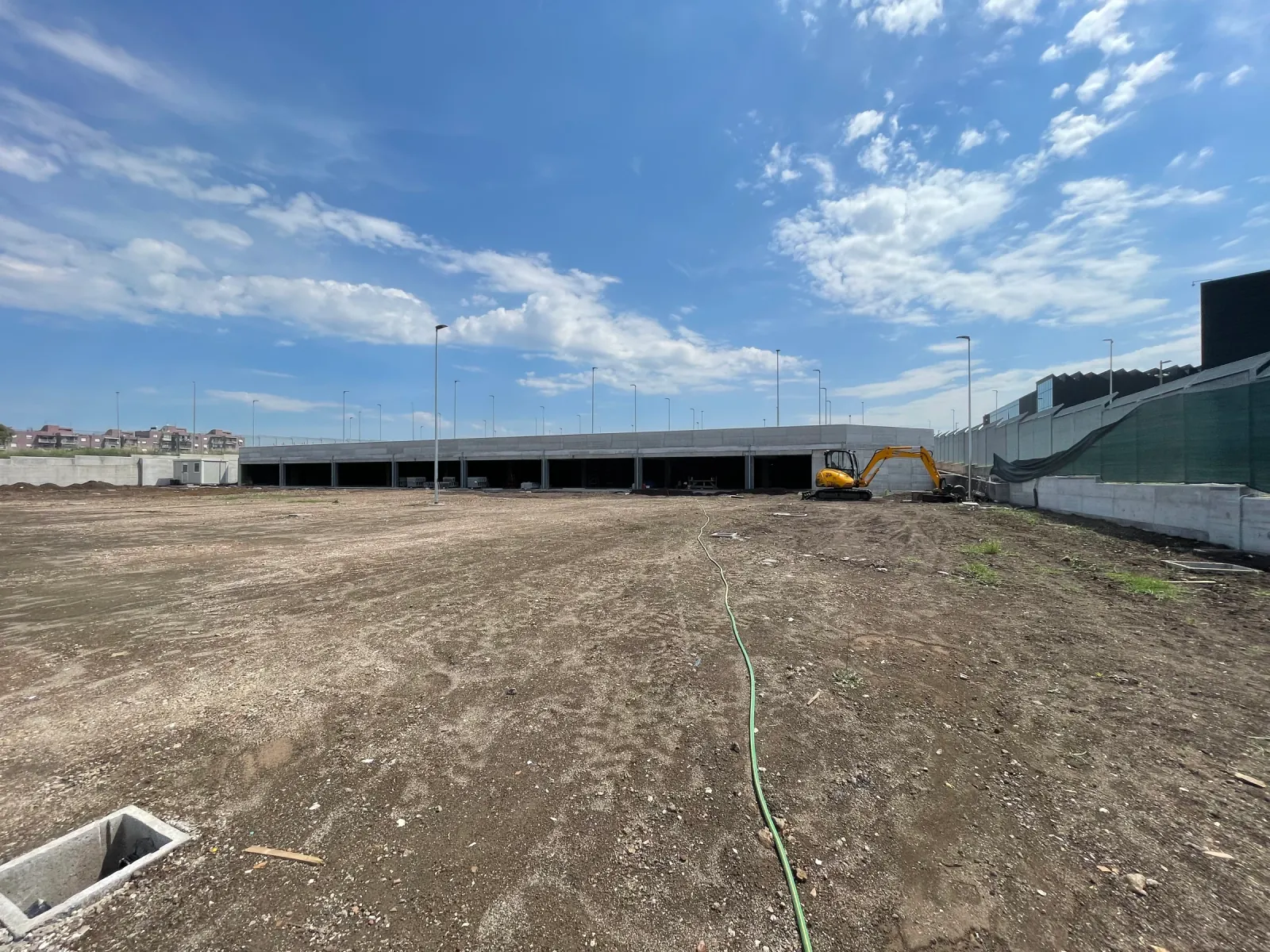 Ampio piazzale esterno e corpo multipiano dell’autorimessa in costruzione