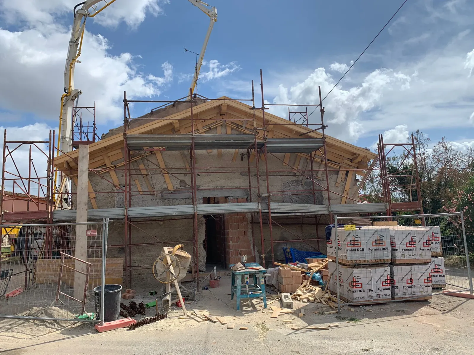 Orditura della nuova copertura e cantiere strutturale del fabbricato storico
