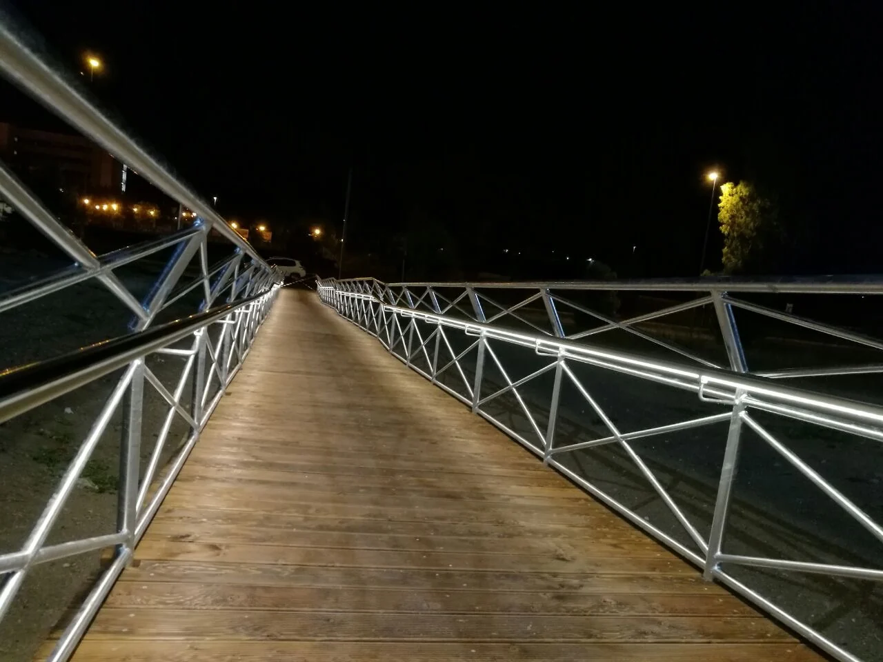 Passerella pedonale costruita e illuminata