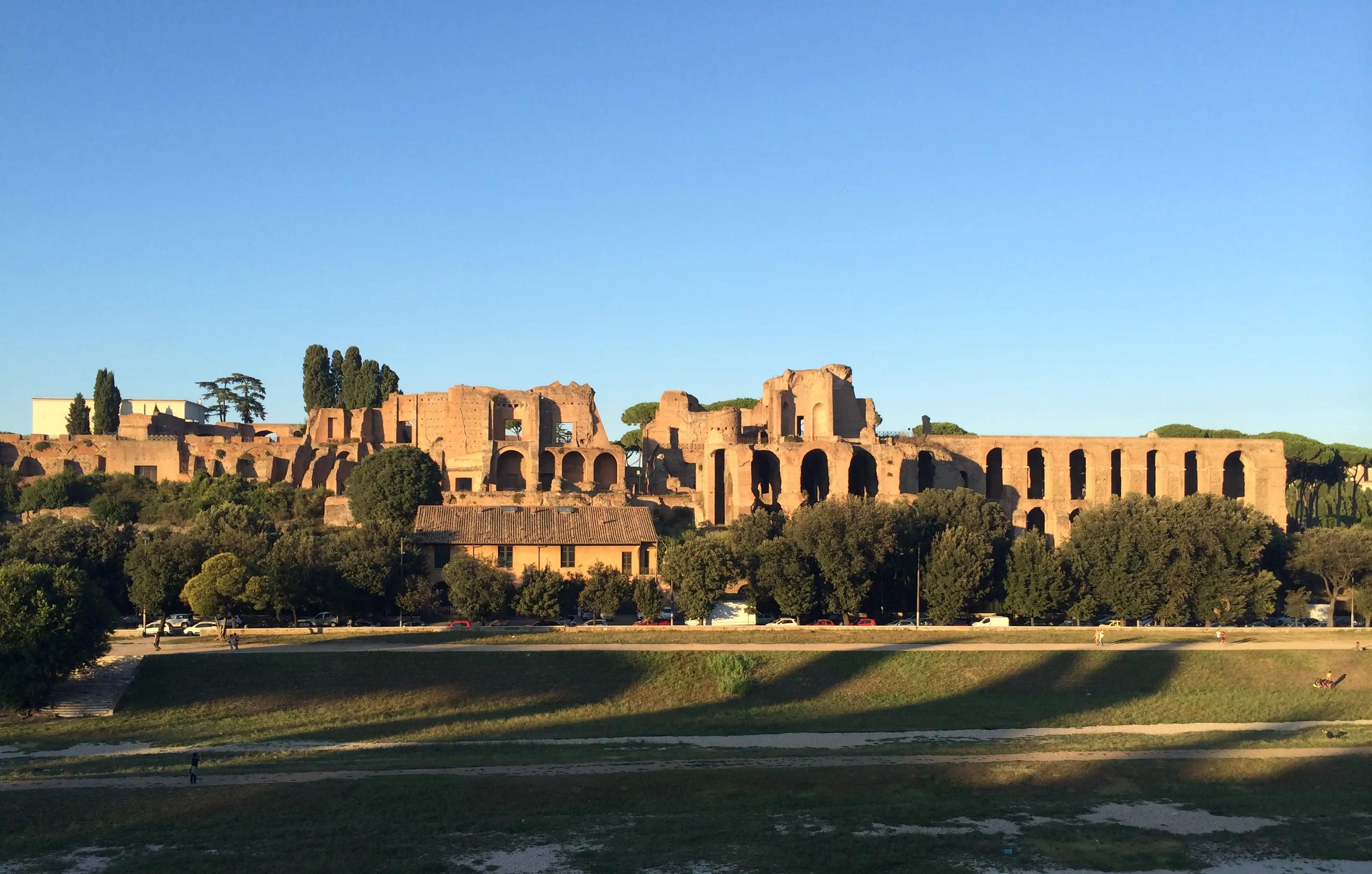 Rovine del Palatino affacciate sulla valle del Circo Massimo nella luce calda del tramonto, Roma